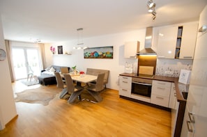 Apartment (Golf Suites TOP 2) | Private kitchen | Full-sized fridge, microwave, oven, stovetop - Finest Kitzblick Golf Suites (Zell am See)