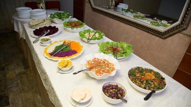 Una mesa de buffet con diversos platos y fuentes de comida.