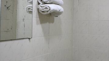 Un baño con lavamanos, inodoro y espejo.