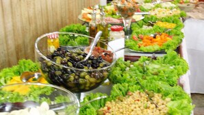 A buffet table with various food items and condiments. - Hotel Dona Beja (Araxá)