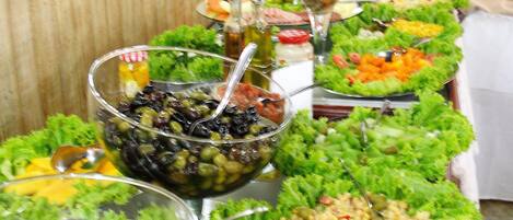 Una mesa de buffet con diversos alimentos y condimentos.