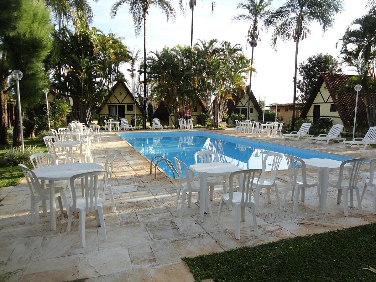 Piscina interna, piscina externa, espreguiçadeiras