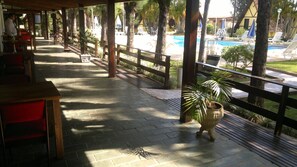 Indoor pool, outdoor pool, sun loungers - Hotel Dona Beja (Araxá)