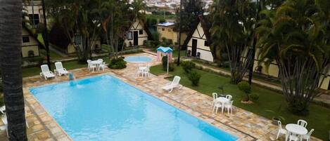 Piscina interna, piscina externa, espreguiƧadeiras