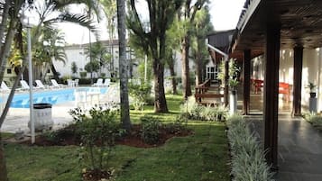 Piscina coperta, piscina all'aperto, lettini