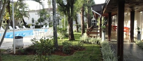 Inomhuspool, utomhuspool och solstolar
