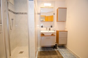 Bathroom - Panorama Apartments Bruck (Bruck an der Grossglocknerstrasse)