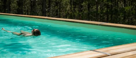 Una piscina al aire libre de temporada