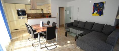 Appartamento (Penthouse B Zell am See) | Soggiorno | TV a schermo piatto, lettore DVD, docking station per iPod