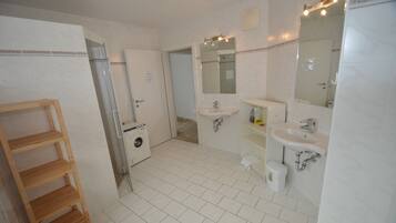 Departamento (Penthouse A Zell am See) | Baño | Tina y regadera independientes y secadora de cabello