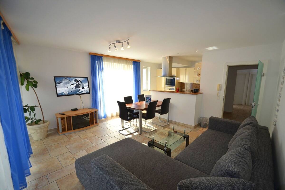 Apartment (Penthouse B Zell am See) | Living room | Flat-screen TV, DVD player