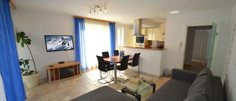 アパートメント (Penthouse B Zell am See) | リビングルーム | 薄型テレビ、DVD プレーヤー、iPod ドック