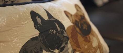 Almohada con diseño de perro.