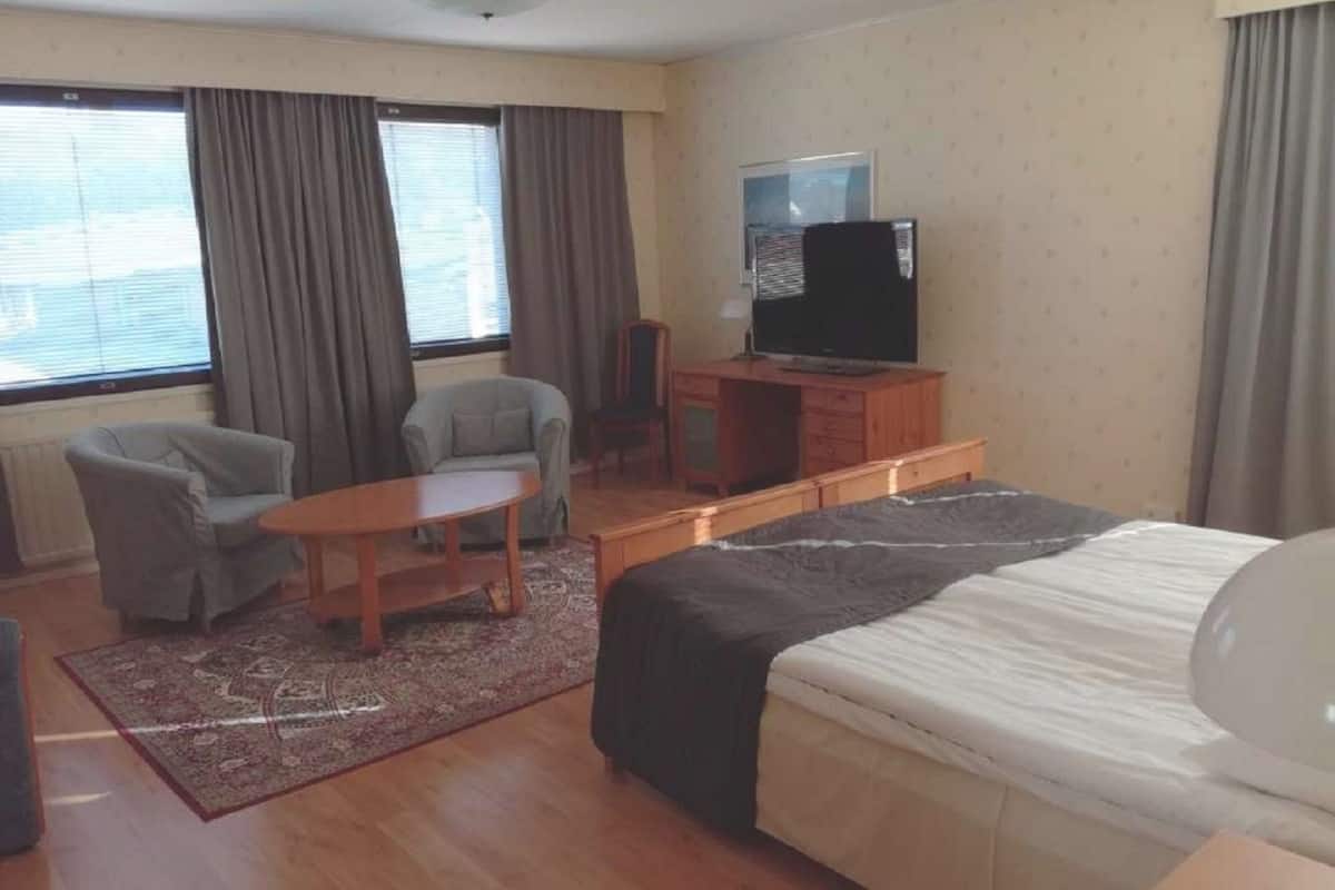 single room | 1 bedroom, desk, soundproofing, iron/ironing board