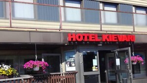 A hotel named "HOTEL KIEVARI" with a sign above the entrance. - Hotel Kievari Ylitornio (Ylitornio)