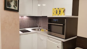 Estúdio | Cozinha privada | Geladeira, fogão, cooktop, chaleira elétrica