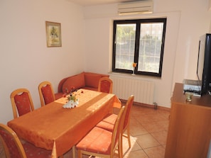 Appartement, 2 chambres (338) | Salle de séjour | Télévision