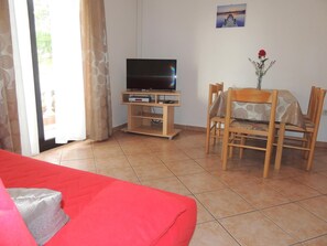 Apartment, 1 Bedroom (339) | Living room | TV - Apartment Milena J (Malinska-Dubasnica)