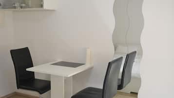 Deluxe Apartment, 1 Bedroom, Vineyard View | Essbereich im Zimmer