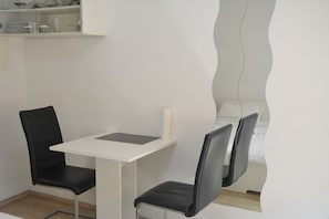 In-room dining - Saarbrücken City Apartments (Saarbrücken)
