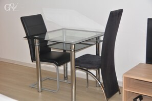 Superior-Dreibettzimmer, 1 Schlafzimmer, Blick auf den Weinberg | Essbereich im Zimmer