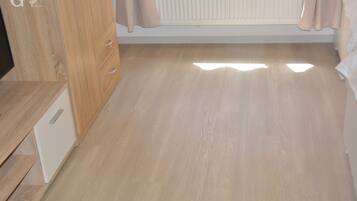 Tremannsrom – superior, 1 soverom, utsikt mot vingård | Oppholdsområde | En 100-centimeters TV med kabel-kanaler