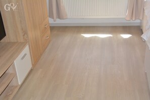 Chambre Triple Supérieure, 1 chambre, vue vignoble | Coin séjour | Télévision de 100 cm avec chaînes par câble