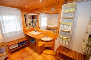 Chalet, 3 Bedrooms (Fürth) | Bathroom | Shower, hair dryer - Chalet Fuerth (Piesendorf)