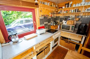 Chalet, 3 slaapkamers (Fürth) | Privékeuken | Een koelkast, een magnetron, een oven, een vaatwasser