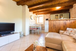 Villa, 2 chambres | Coin séjour | Télévision à écran plat