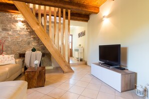 Villa, 2 chambres | Salle de séjour | Télévision à écran plat