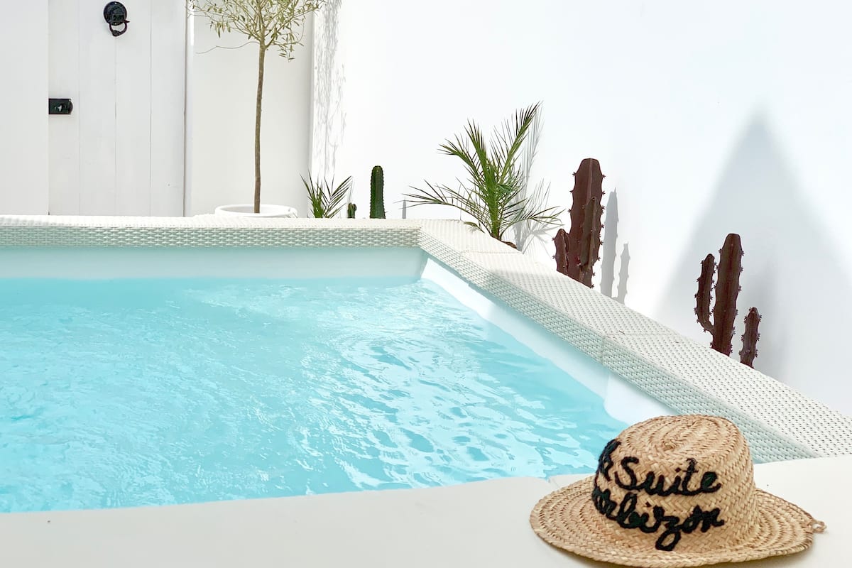 Suíte superior, piscina particular | Cofres nos quartos, cortinas blackout, quartos à prova de som