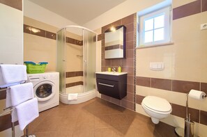 Villa | Baño | Regadera, toallas, jabón, papel de baño 