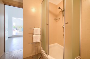 Huvila | Kylpyhuone | Suihku, pyyhkeet, saippua, vessapaperi