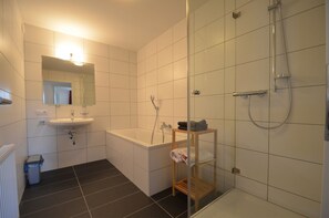 Apartment, 2 Bedrooms, Balcony, Mountain View (Residence Alpin Kaprun - TOP 2) | Bathroom - Residences Alpin Kaprun (Kaprun)
