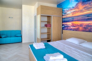 Quarto triplo luxo, vista para o mar (300 m from the main building (PLUS)) | Roupas de cama premium, Wi-Fi de cortesia, roupa de cama