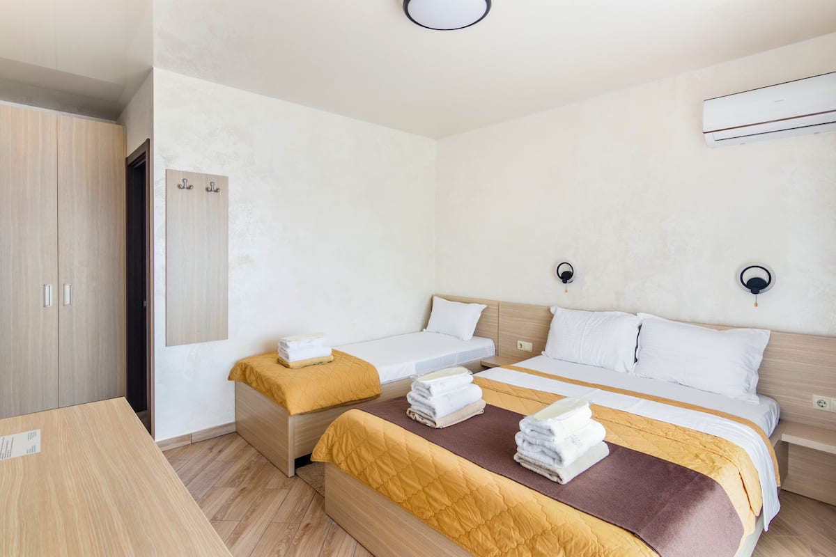 Tripla Standard, vista piscina | Biancheria da letto di alta qualità, Wi-Fi gratuito, lenzuola