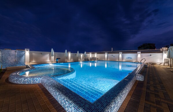 Außenpool, geöffnet von 07:00 Uhr bis 21:00 Uhr, Sonnenschirme