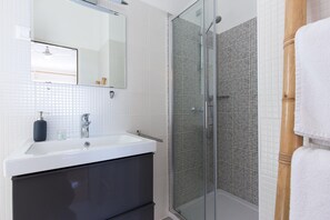 Villa, 5 habitaciones | Baño | Toallas, jabón y papel higiénico
