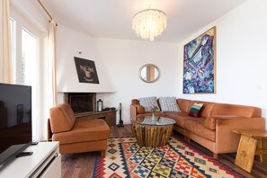 Villa, 5 Schlafzimmer | Wohnbereich | Flachbildfernseher