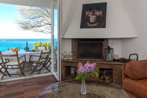 Villa, 5 habitaciones | Sala de estar | Una televisión de pantalla plana