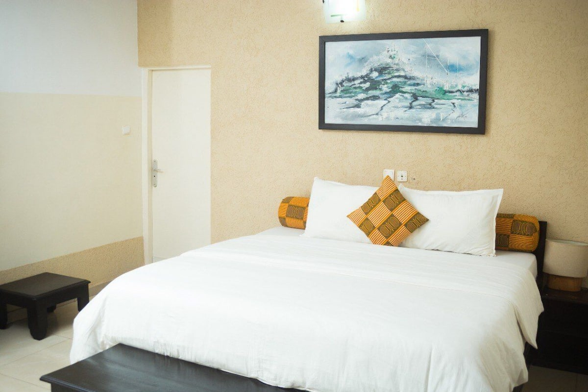 Luxury Double Room, Non Smoking | Individually decorated, desk, free WiFi, bed sheets