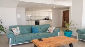 Villa | Wohnzimmer | 102-cm-Plasmafernseher mit Premium-TV-Sendern, Fernseher, Kamin