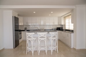 Villa | Eigene Küche | Großer Kühlschrank, Mikrowelle, Ofen, Herdplatte