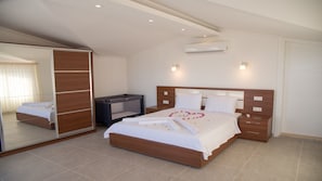 Villa | 5 bedrooms, premium bedding, down comforters, Select Comfort beds