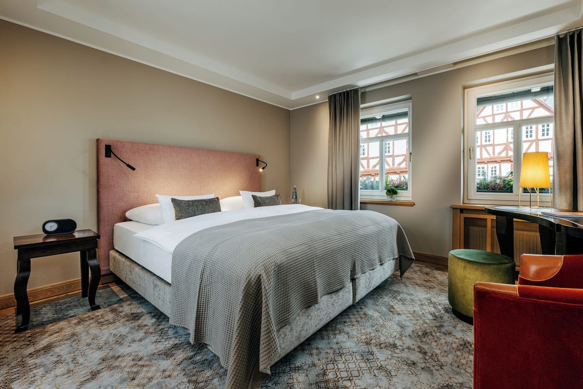 Classic Room | 1 bedroom, minibar, in-room safe, desk