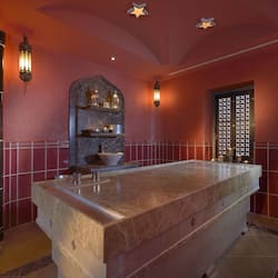 Een sauna, een stoombad, een Turks bad/hammam, lichaamsbehandelingen