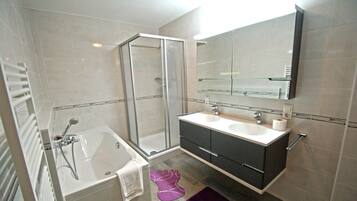 Apartment, 2 Schlafzimmer (Schmitten Finest Apartments - SKYBLUE) | Badezimmer | Dusche, Haartrockner, Toilettenpapier