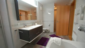 Leilighet, 2 soverom (Schmitten Finest Apartments - SKYBLUE) | Bad | Dusj, hårføner og toalettpapir