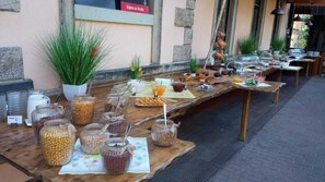 Daily buffet breakfast for a fee - Pension Bomätscher (Koenigstein)